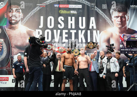 Anthony Josua und Alexander Povetkin während der Pressekonferenz im Business Design Centre, London. Stockfoto