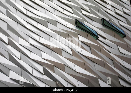 Belfast, Nordirland - 23. August 2018: ein Detail der eindrucksvollen Architektur der Titanic Belfast Museum auf dem Gelände der ehemaligen Harland Stockfoto
