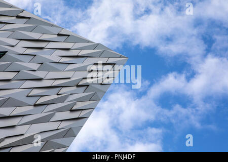 Belfast, Nordirland - 23. August 2018: Die beeindruckende Architektur der Titanic Belfast Museum auf dem Gelände der ehemaligen Harland und Wolff sh Stockfoto