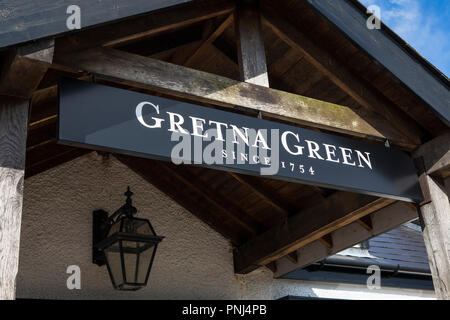 Gretna Green, Schottland - 24. August 2018: ein Zeichen in der historischen Gretna Green in Schottland - das Dorf ist berühmt für Runaway Hochzeiten. Stockfoto