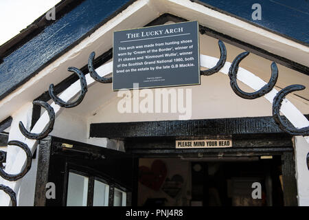 Gretna Green, Schottland - 24. August 2018: Die glücklichen Arch am historischen Gretna Green in Schottland - das Dorf ist berühmt für Runaway Hochzeiten. Stockfoto