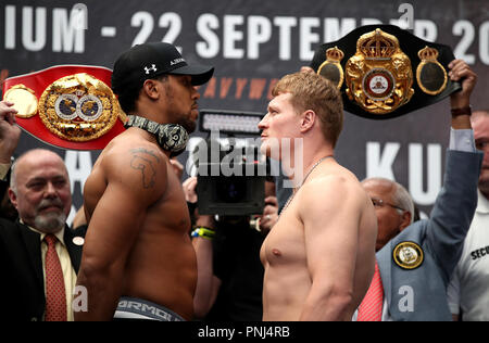 Anthony Josua und Alexander Povetkin während der Pressekonferenz im Business Design Centre, London. Stockfoto