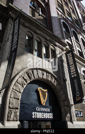 Dublin, Irland - 13. August 2018: Das Schild über dem Eingang zum Guinness Storehouse Brauerei in der Stadt Dublin, Republik Irel Stockfoto