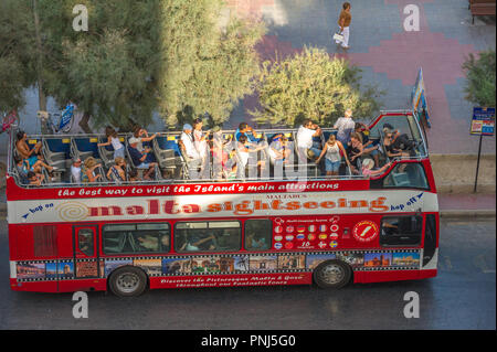 Die maltesischen oben offenen 'Hop On Hop Off' touristische Double Decker Bus an einer Haltestelle in Sliema, Malta. Stockfoto