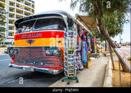 Die alte Single decker Bus als auf den Straßen von Malta. Stockfoto