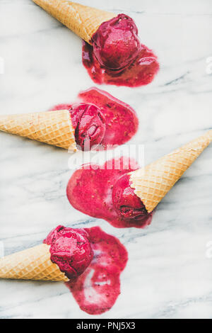 Himbeersorbet Eisportionierer in Waffeln, Ansicht von oben Stockfoto