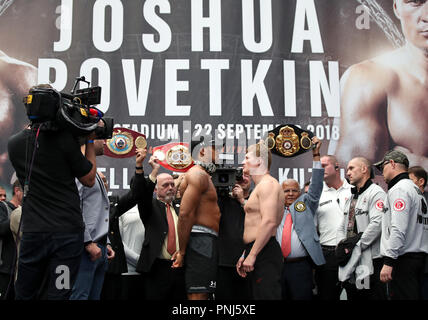 Anthony Josua und Alexander Povetkin während der Pressekonferenz im Business Design Centre, London. Stockfoto