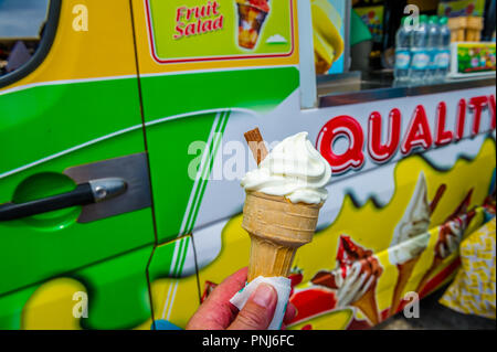 Hand mit einem 99 Eis an der Seite des Icecream van. Stockfoto