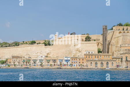 Der Hafen und der oberen Barrakka Aufzug in Valletta, Malta. Stockfoto