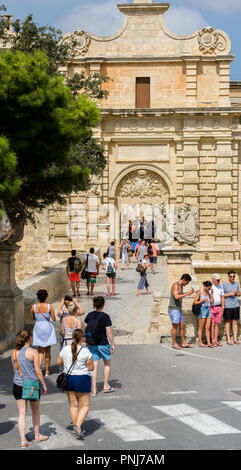 Touristen durch das Haupttor der alten historischen Stadt Mdina auf der Mittelmeerinsel Malta. Stockfoto