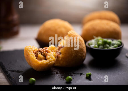 Lecker Reis Kugel auf Schwarz Tabelle Stockfoto