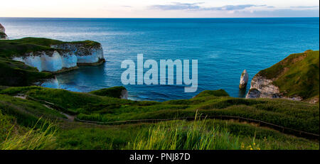 Selwicks Bay, in der Nähe von Flambourough Kopf, East Yorkshire, mit dem blauen Meer im White Cliffs wider Stockfoto