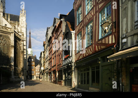 Rue Martainville, Rouen, Frankreich, mit der Kirche von Saint Martin (links), und der Turm der Kathedrale von Notre Dame hinter sich. Stockfoto