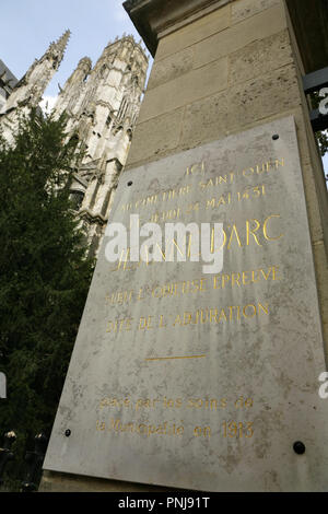 Gedenktafel zur Erinnerung an Jeanne d'Arc im Kloster von Saint-Ouen, Rouen, Frankreich. Stockfoto