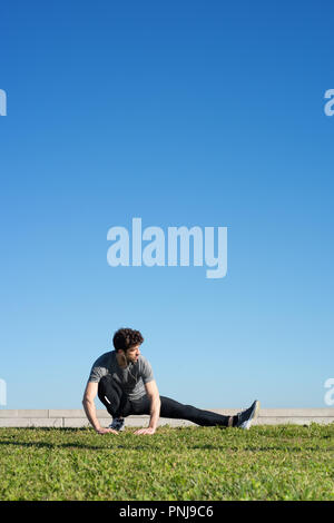 Man streckt das Bein auf dem Boden Platz für Text Stockfoto