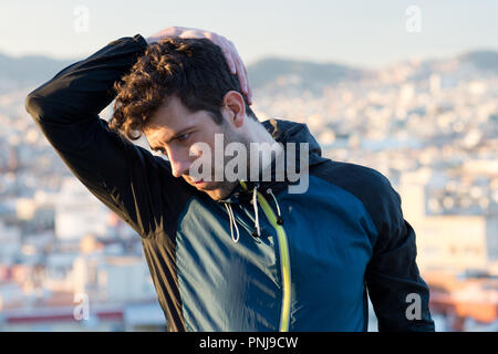 Läufer streckt den Hals Stockfoto