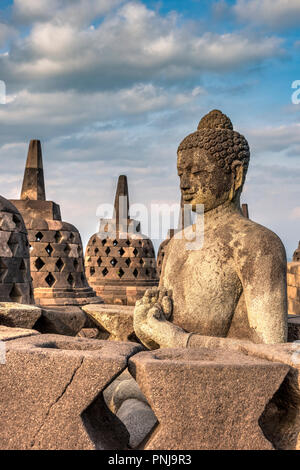 Buddha Statue, Candi Borobudur buddhistischen Tempel, Muntilan, Java, Indonesien Stockfoto