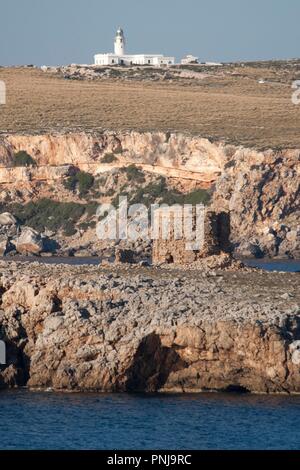 Torre de Sa Nitja o de Sa Punta, año 1800, y Faro de Cavalleria. Es Mercadal. Menorca, Spanien. Stockfoto