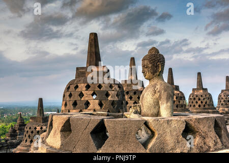 Buddha Statue, Candi Borobudur buddhistischen Tempel, Muntilan, Java, Indonesien Stockfoto