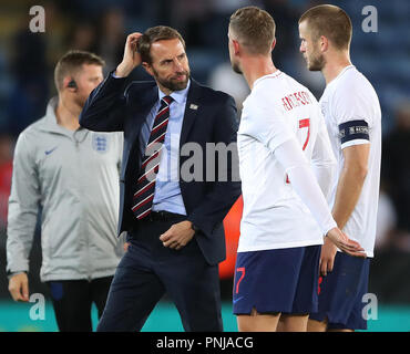 England Manager Gareth Southgate mit Jordanien Henderson (Mitte) und Eric Dier nach dem Spiel Stockfoto