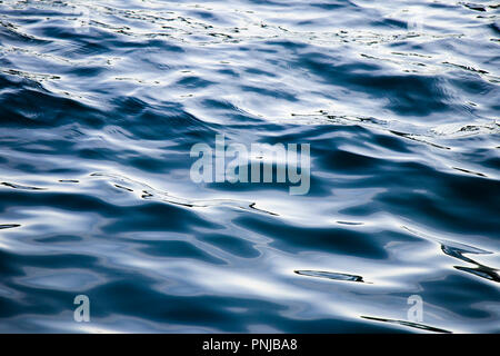 Detail der wellenförmige Tiefsee Wasser während Maestral wind Stockfoto