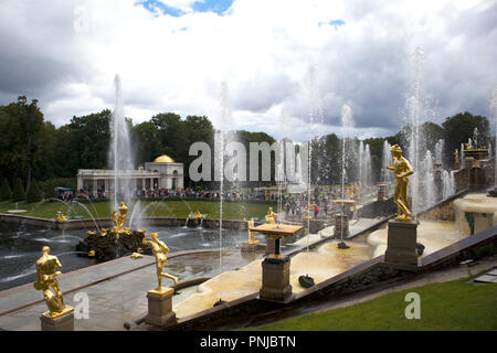 Wasserwand von Fountain Jets, Große Kaskade barocken Ensemble in Peterhof, Russland, 18. Jahrhundert Sehenswürdigkeiten Stockfoto