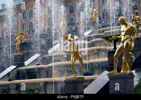 Wasserwand von Fountain Jets, Große Kaskade barocken Ensemble in Peterhof, Russland, 18. Jahrhundert Sehenswürdigkeiten Stockfoto