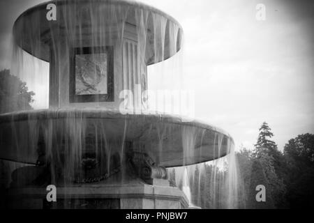 Eines der beiden römischen Brunnen in Peterhof, Russland. 18. jahrhundert Wahrzeichen, schwarz-weiß-Bild mit verdunkelten Vignette Stockfoto