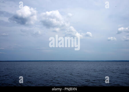 Schönen malerischen Seenlandschaft in sanften Farbtönen mit Wolken und die Küste am Horizont Stockfoto