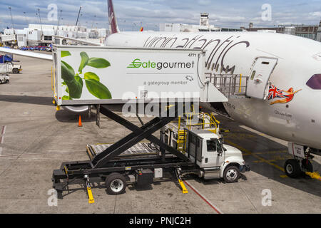 Spezialist Gabelstapler durch die "Gate Gourmet" Unternehmen laden Catering in ein Virgin Atlantic Boeing Dreamliner am Flughafen von Seattle, WA betrieben. Stockfoto