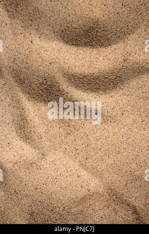 Sonnigen Sand Textur, kleine bizarre Dünen am Strand, Hintergrund mit Kopie Raum Stockfoto