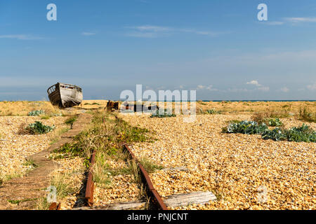 Eine verlassene Fischerboot und trackway auf dem Kiesstrand in Dungeness, Kent, England. 31. August 2018 Stockfoto