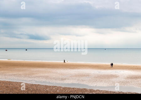 Die Menschen genießen den Strand von Winchelsea Beach, East Sussex, England. 30. August 2018 Stockfoto
