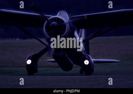 Westland Lysander III V9367, G-AZWT, nachts, Shuttleworth Collection. Stockfoto