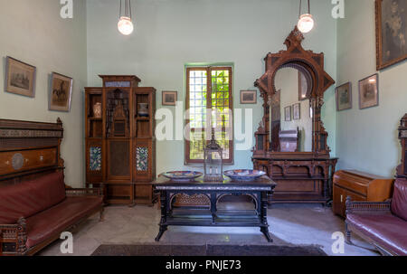 Historische Manial Palast von Prinz Mohammed Ali. Zeremonien Zimmer mit antiken Möbeln, Kairo, Ägypten - Offen für die Öffentlichkeit Stockfoto