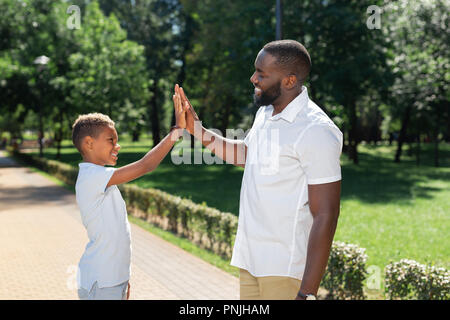 Happy Boy hohe fünf zu sein Vati geben Stockfoto