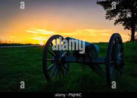 Die Abendsonne Einstellung auf eine lange Stille Amerikanischer Bürgerkrieg Kanone. Stockfoto