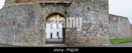 Das Eingangstor zum historischen Dungarvan Castle im County Waterford, Irland. Stockfoto