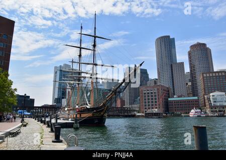 Ein Segelschiff im Hafen von Boston gegen die Skyline der Innenstadt von South Boston Seehafen, Boston, MA, USA Stockfoto