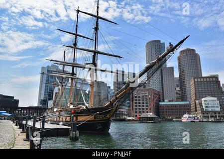 Ein Segelschiff im Hafen von Boston gegen die Skyline der Innenstadt von South Boston Seehafen, Boston, MA, USA Stockfoto