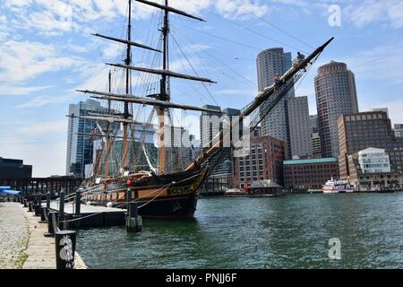 Ein Segelschiff im Hafen von Boston gegen die Skyline der Innenstadt von South Boston Seehafen, Boston, MA, USA Stockfoto