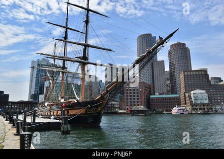 Ein Segelschiff im Hafen von Boston gegen die Skyline der Innenstadt von South Boston Seehafen, Boston, MA, USA Stockfoto