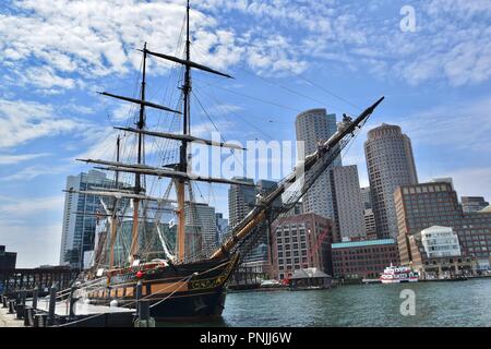 Ein Segelschiff im Hafen von Boston gegen die Skyline der Innenstadt von South Boston Seehafen, Boston, MA, USA Stockfoto