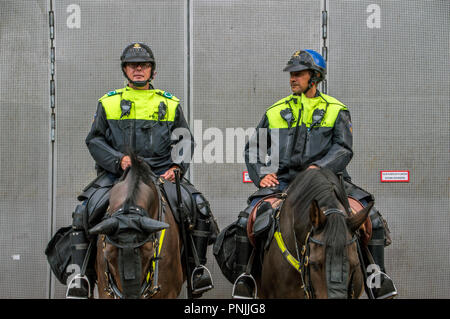 Zwei Polizisten auf Pferd in Amsterdam Die Niederlande 2018 Stockfoto