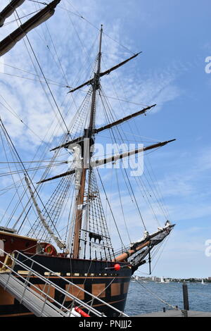 Ein Segelschiff im Hafen von Boston gegen die Skyline der Innenstadt von South Boston Seehafen, Boston, MA, USA Stockfoto