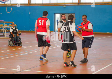 Studenten spielen Baskin an staps Sport höhere Schule, Villeurbanne, Frankreich Stockfoto