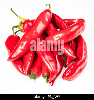 Viele frische Hot red chili peppers auf weißem Hintergrund Stockfoto