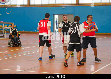 Studenten spielen Baskin an staps Sport höhere Schule, Villeurbanne, Frankreich Stockfoto