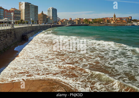 La Escalerona am Strand von San Lorenzo in der asturischen Stadt Gijón, Asturien, Spanien, Europa Stockfoto