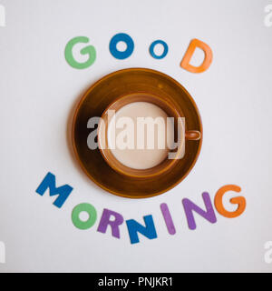 Guten Morgen, Tasse Kaffee mit den bunten Buchstaben des Alphabets Stockfoto